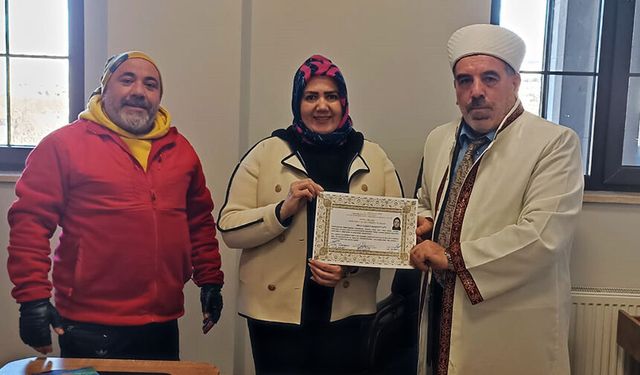 Müslüman arkadaşından etkilenerek İslamiyet'i seçti