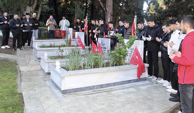 Sinop'ta gönüllü üniversite öğrencileri şehit mezarlarını temizledi