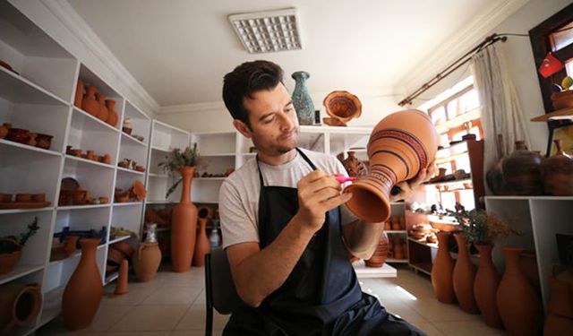 Din görevlisi Çetin, zikirle çömlek sanatını geleceğe aktarıyor