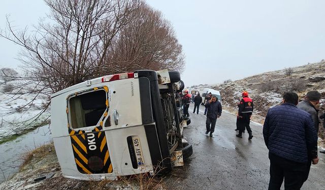 Sivas'ta öğrenci servisi devrildi
