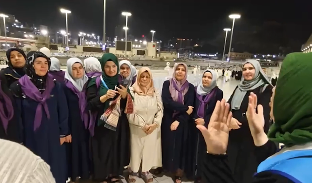 İşitme engelliler rehber eşliğinde umre yaptı