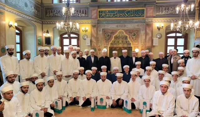 Üniversite eğitimiyle birlikte hafız olan 40 öğrenci icazet aldı