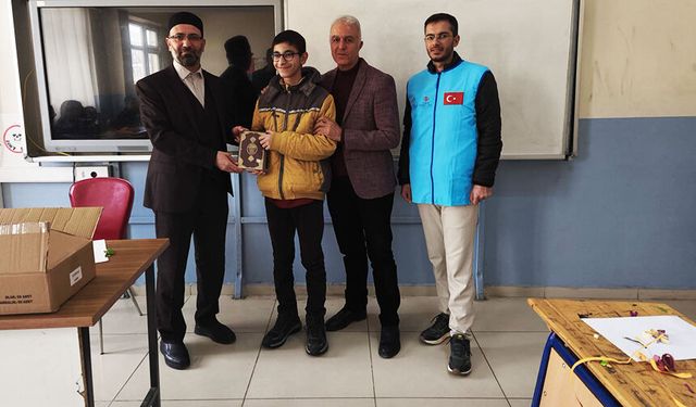 Gevaş'ta öğrencilere anlamlı hediye