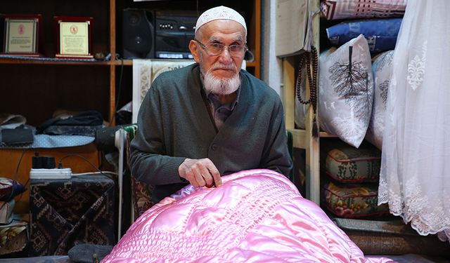 Yorgancı dede 72 yıldır iğnesini elinden bırakmıyor