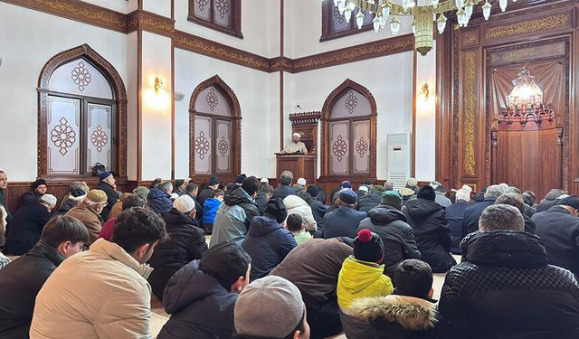 Rize’de yeni yılın ilk sabahında aileler camide buluştu