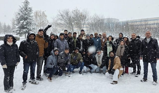 Afrikalı öğrenciler kar sevinci yaşadı