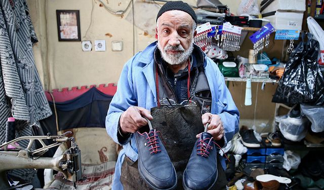 Ayakkabı ustası mesleğini 45 yıldır sürdürüyor