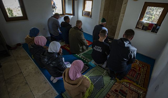 Bosna Hersek'in en küçük camilerinden birisinde en fazla 10 kişi ibadet edebiliyor