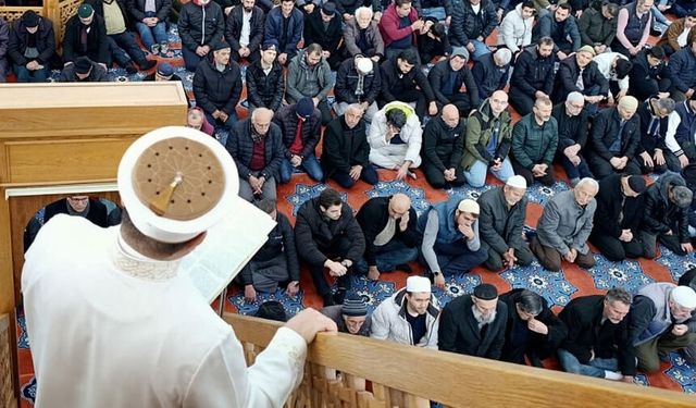 Cuma hutbesinde din istismarına dikkat çekildi