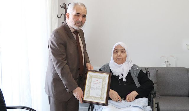 Asırlık çınar, evini TDV'ye bağışladı