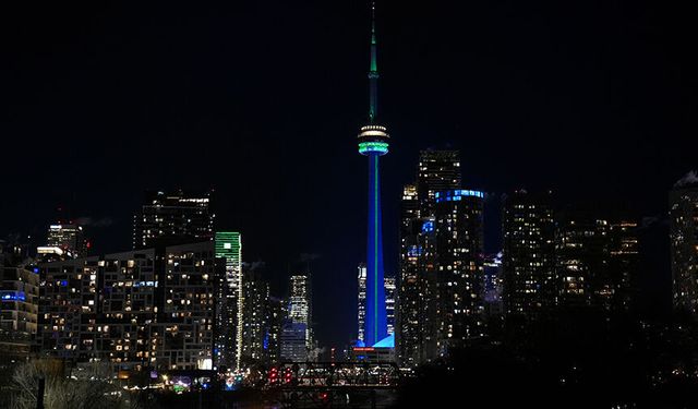 Toronto'daki CN Kulesi 'İslamofobiye Karşı' aydınlatıldı
