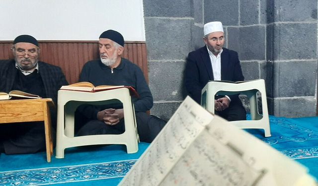 İhmal Camii'nde 1001 Hatim okumaları sürüyor