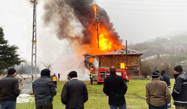 Karabük'te tarihi cami yandı