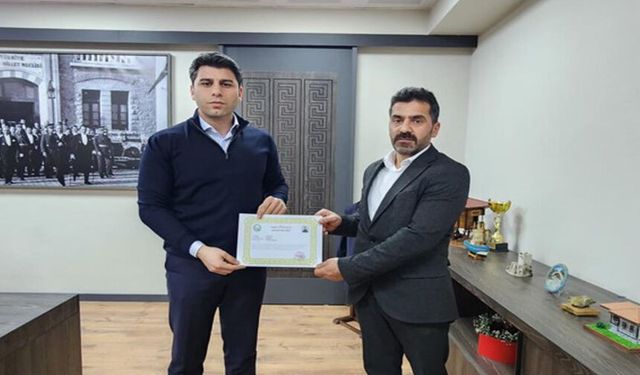 Din Görevlisi Aris, görev yaptığı camiyi hat sanatıyla süsledi