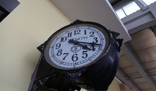 Malatya'da "asrın afeti"nde duran saat 04.17'yi gösteriyor