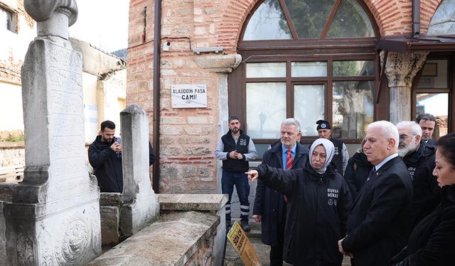 Alaeddin Bey Camii'nin haziresindeki mezar taşları restore ediliyor