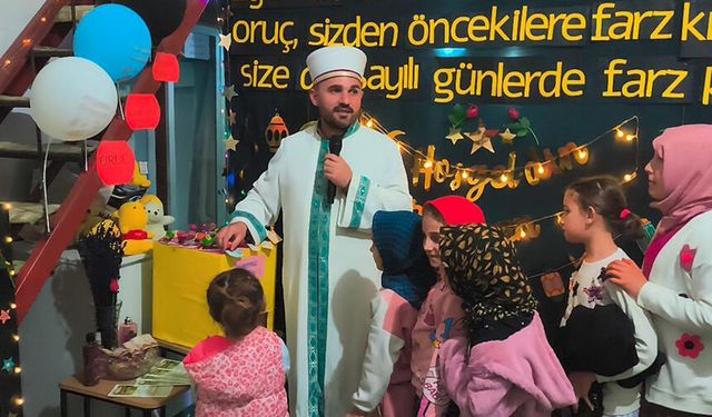 Anamur'da teravihe gelen çocuklara çeşitli ikramlar sunuluyor