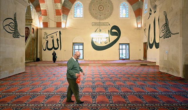 Edirne'deki camiler gül suyu ile yıkanıp ramazana hazırlandı