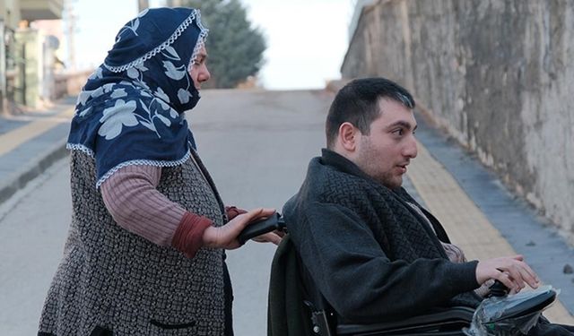 Hayatını adadığı engelli oğlunun eli ayağı oluyor