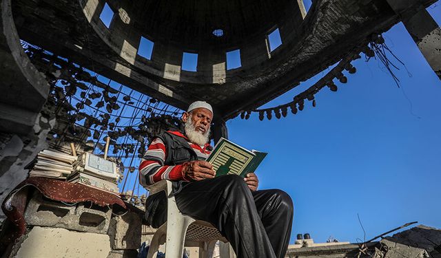 Filistinliler, cami enkazında Kur’an-ı Kerim okuyarak ramazanı değerlendiriyor