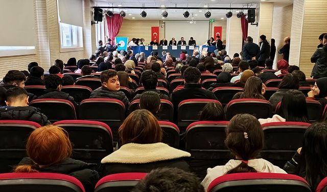 Gevaş'ta "Bilgi ve Kültür Şöleni"