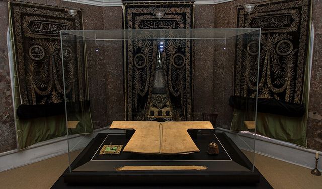 Hırka-i Şerif ziyarete açıldı