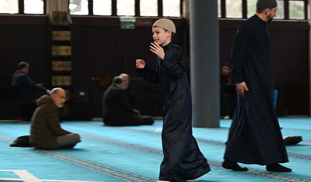 Otizmli İngiliz çocuğun hedefi Türk camilerini ziyaret etmek