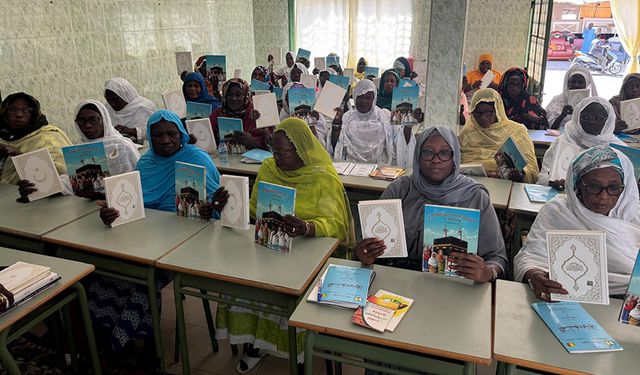 Senegal'da kadınlara Kur'an hediye edildi