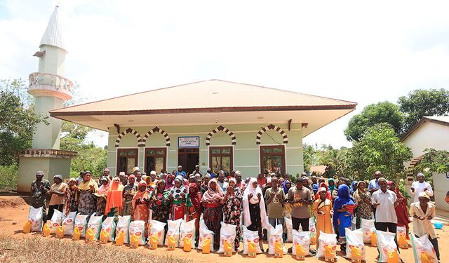 TDV, Tanzanya'da ihtiyaç sahibi ve yetimleri sevindirdi