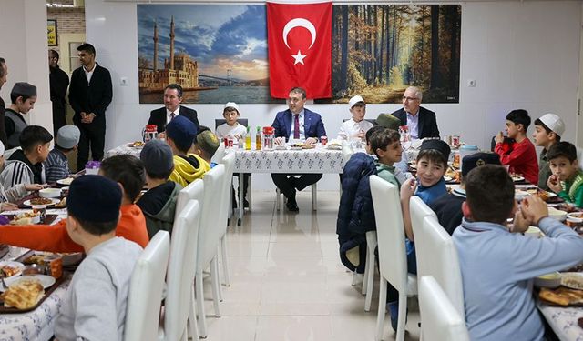 Bilecik Valisi Sözer, hafızlarla iftarda buluştu