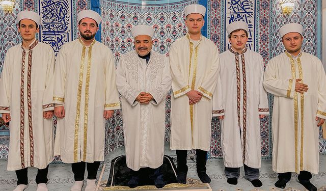 Üniversiteli gençler hatimle teravih geleneğini yaşatıyor