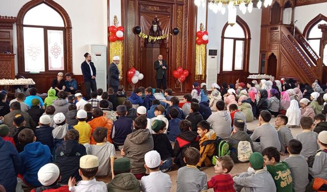 Rize'de gençler Mehmet Akif’i kitaplarla tanıdı