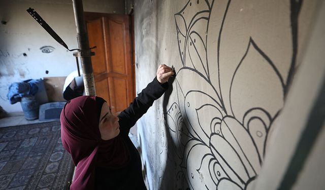 Gazzeli kadın, engeline rağmen resim yapıyor