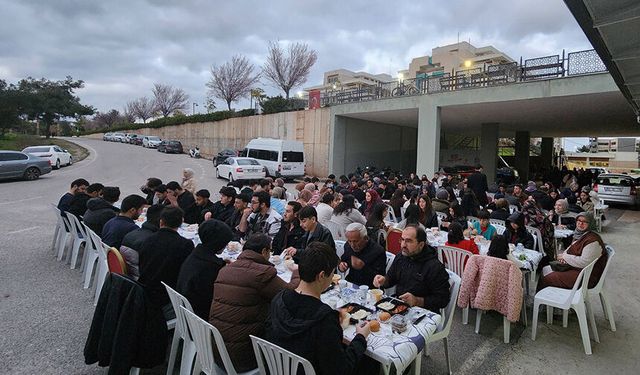 Antalya'da "İyilik Sofrası" gençler için kuruldu