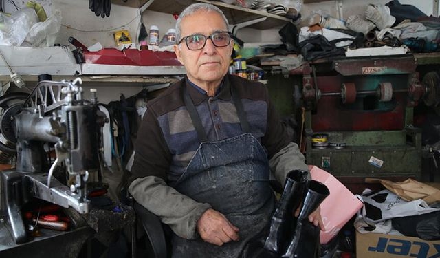 Hataylı usta 44 yıldır aynı dükkanda ayakkabı tamir ediyor