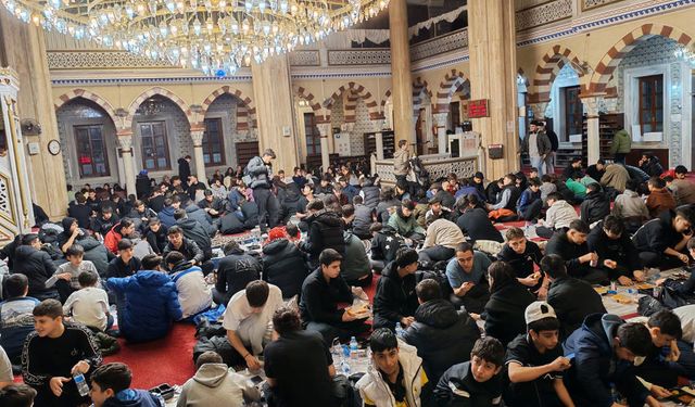 Çocuklar camilerde iftar sofrasında buluşuyor