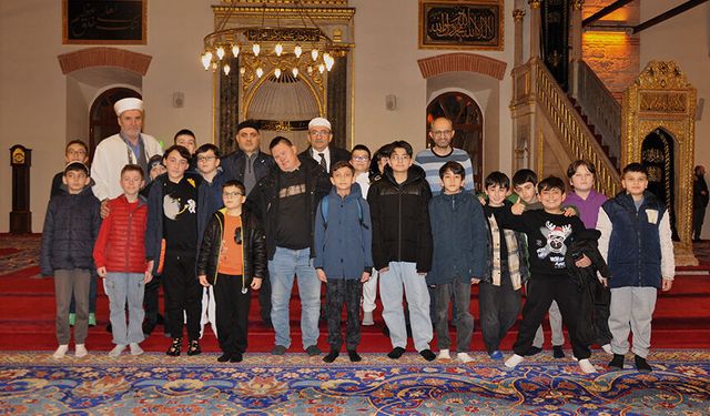 Balıkesirli gençler teravih namazında buluştu