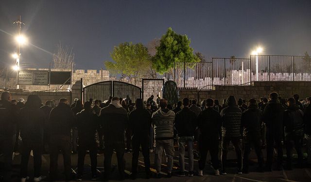 İşgalcilerin Mescid-i Aksa'yı kapatmasının ardından Filistinliler Harem-i Şerif yakınlarında teravih kıldı