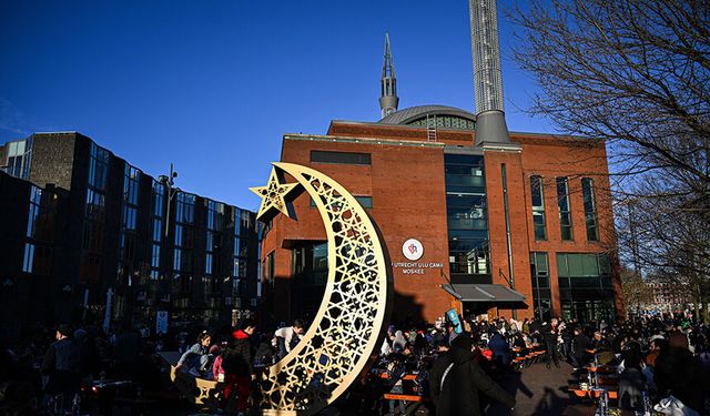 Hollanda'da minare gölgesinde iftar açtılar