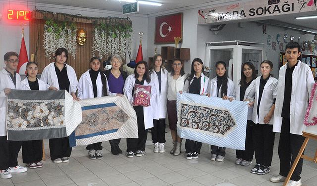 İzmir'de öğrenciler, diktikleri seccadeleri ramazanda hediye ediyor