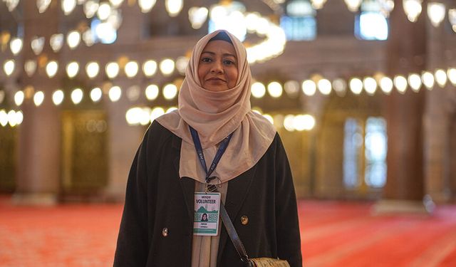 Perulu kadın, binlerce kilometre uzaktan geldiği İstanbul'da turistlere İslam'ı anlatıyor