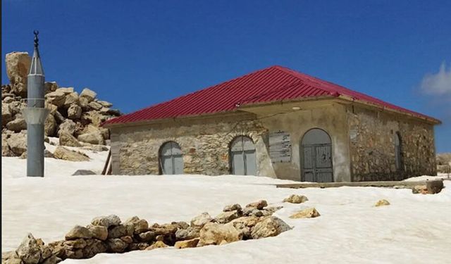 Torosların zirvesinde 7 asırlık cami