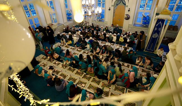 Çocuklar cami adabını kendileri için kurulan iftar sofrasında öğreniyor