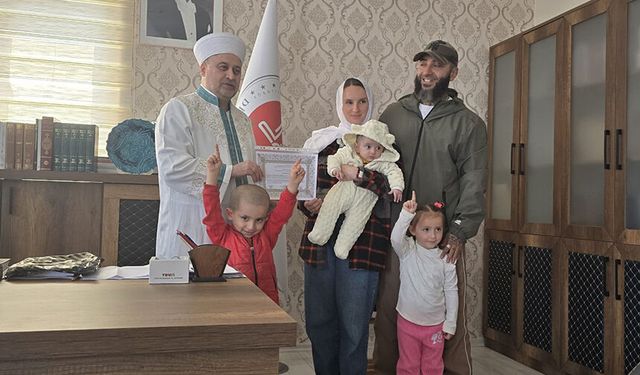 Ukraynalı kadın Kemer'de Müslüman oldu