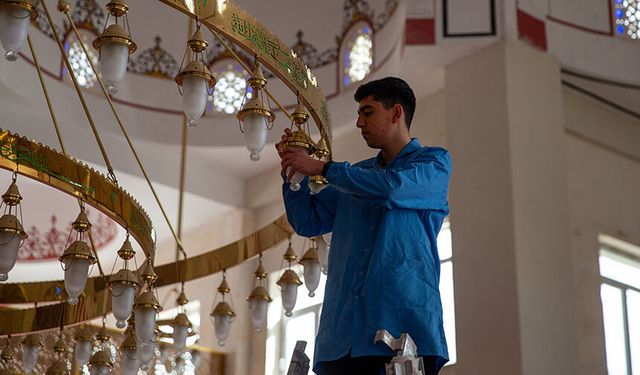 Meslek lisesi öğrencileri ramazanda camilerin bakım ve onarımını yapıyor