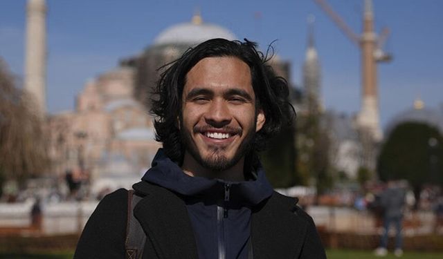 Yıllarca dinleri araştırdıktan sonra Müslüman olan Meksikalı genç, İstanbul’daki camileri ziyaret etti