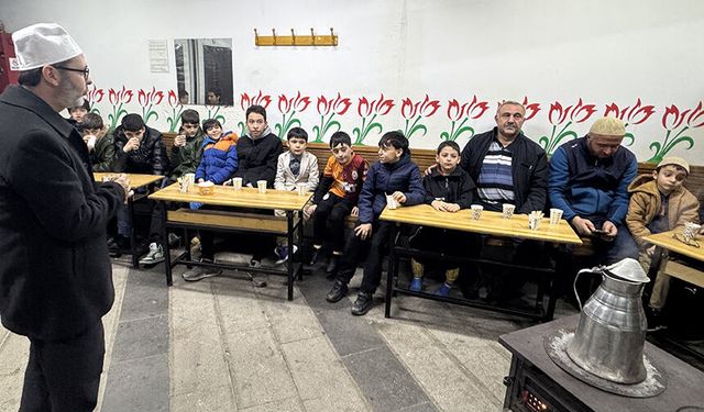 Pendik'te camide "soba başı muhabbetleri"yle gençlere güvenli ortam sunuluyor