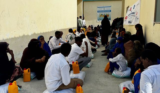 TDV'den Somali'de engelli öğrencilerin eğitim gördüğü okula gıda yardımı