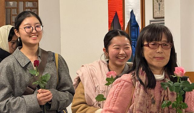 Tokyo Camii'nde kadınlar güllerle karşılandı