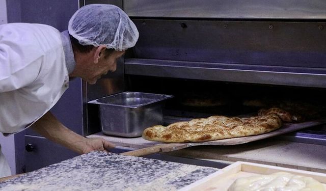 Trabzon'da ekşi mayalı ramazan pidesi 6 saatlik hummalı mesaiyle sofralara ulaşıyor